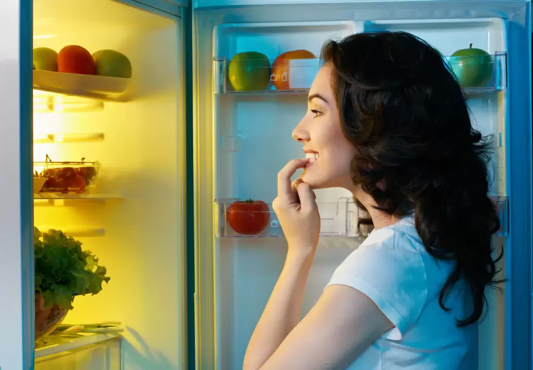 girl looking in the fridge during rapid weight loss